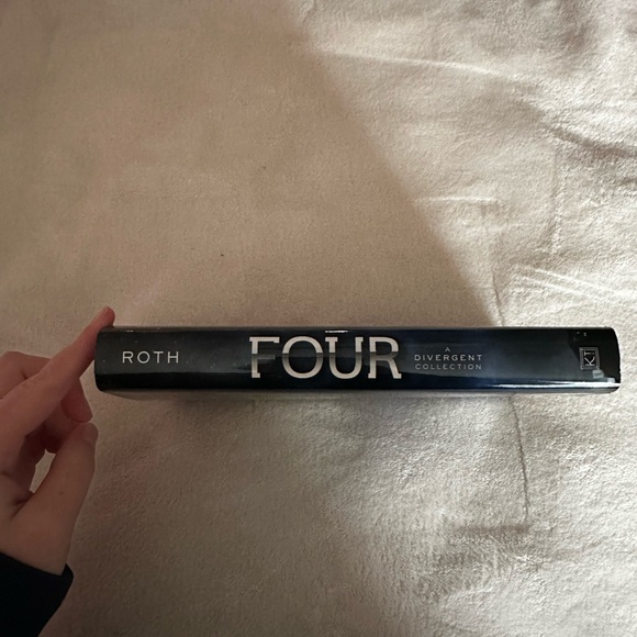 Four by Veronica Roth - hardback - Picture 2 of 5